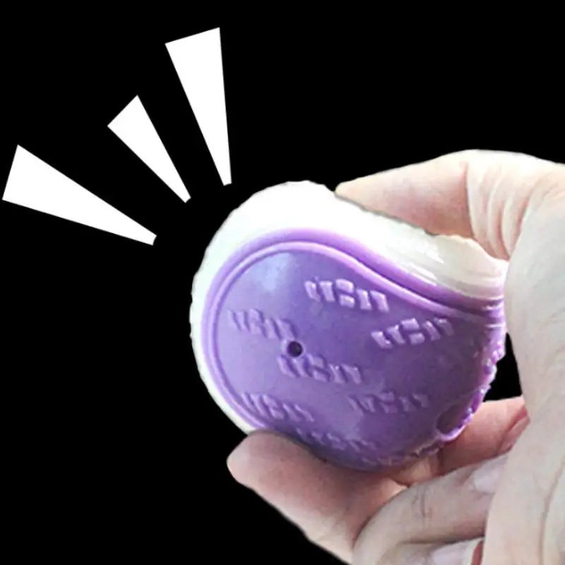 Gros plan sur la texture dentaire d'une balle de jeu violette Dog Rider.