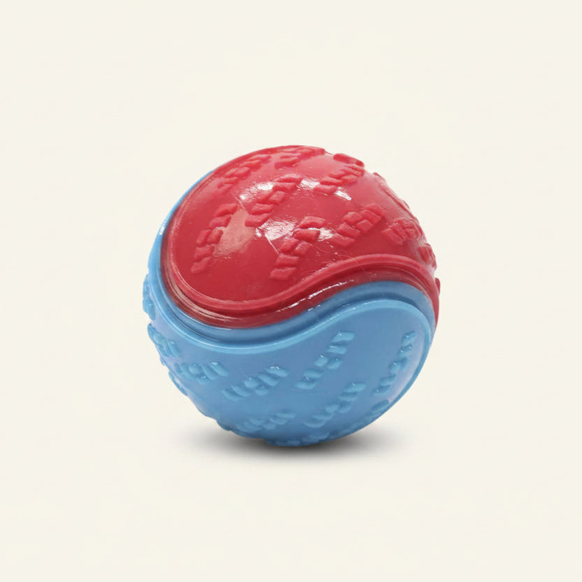 Balle de jeu pour chien Dog Rider bicolore, bleue et rouge.