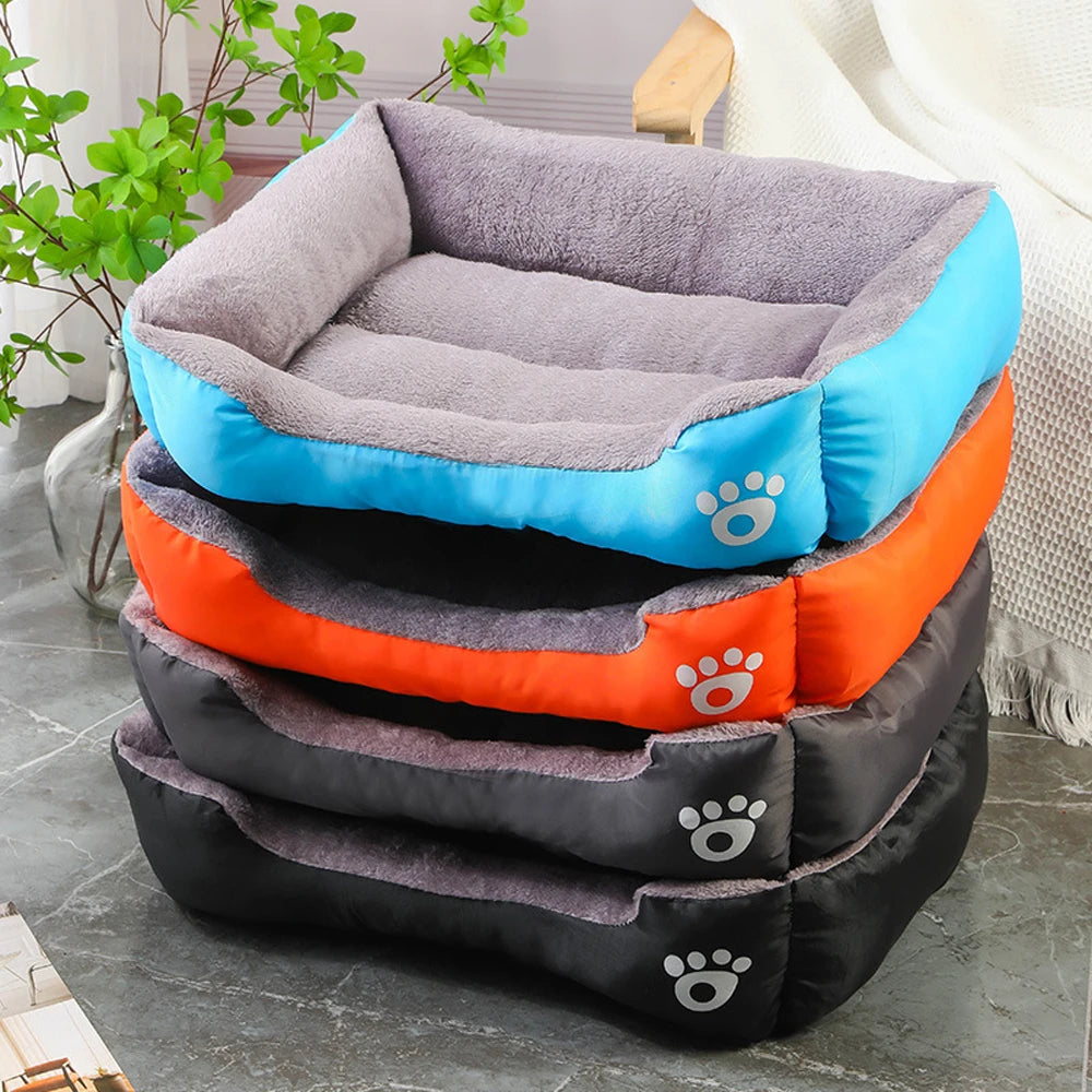 Pile de paniers sofa moelleux pour chien Dog Rider présentés en plusieurs coloris